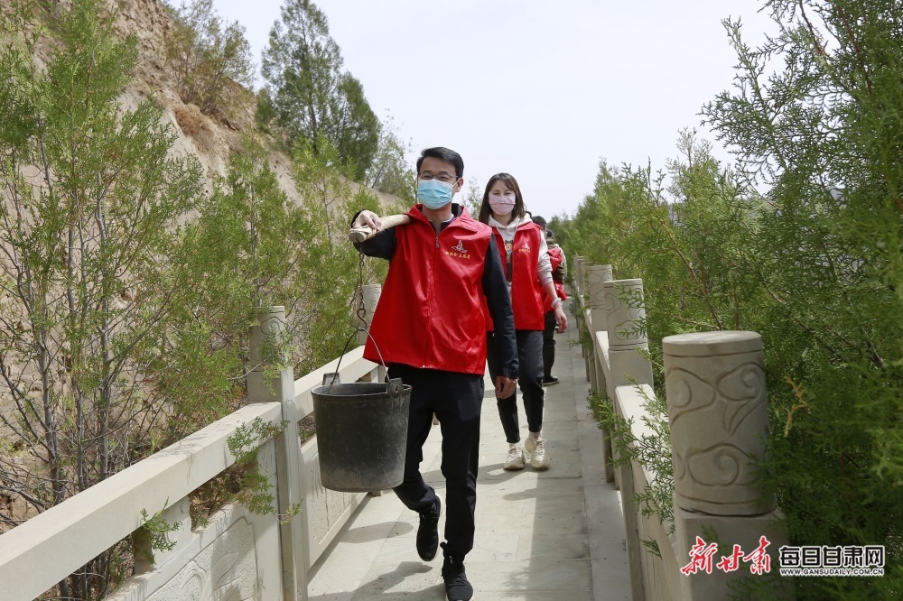 会宁县:义务植树正当时 红嘴山上添新绿