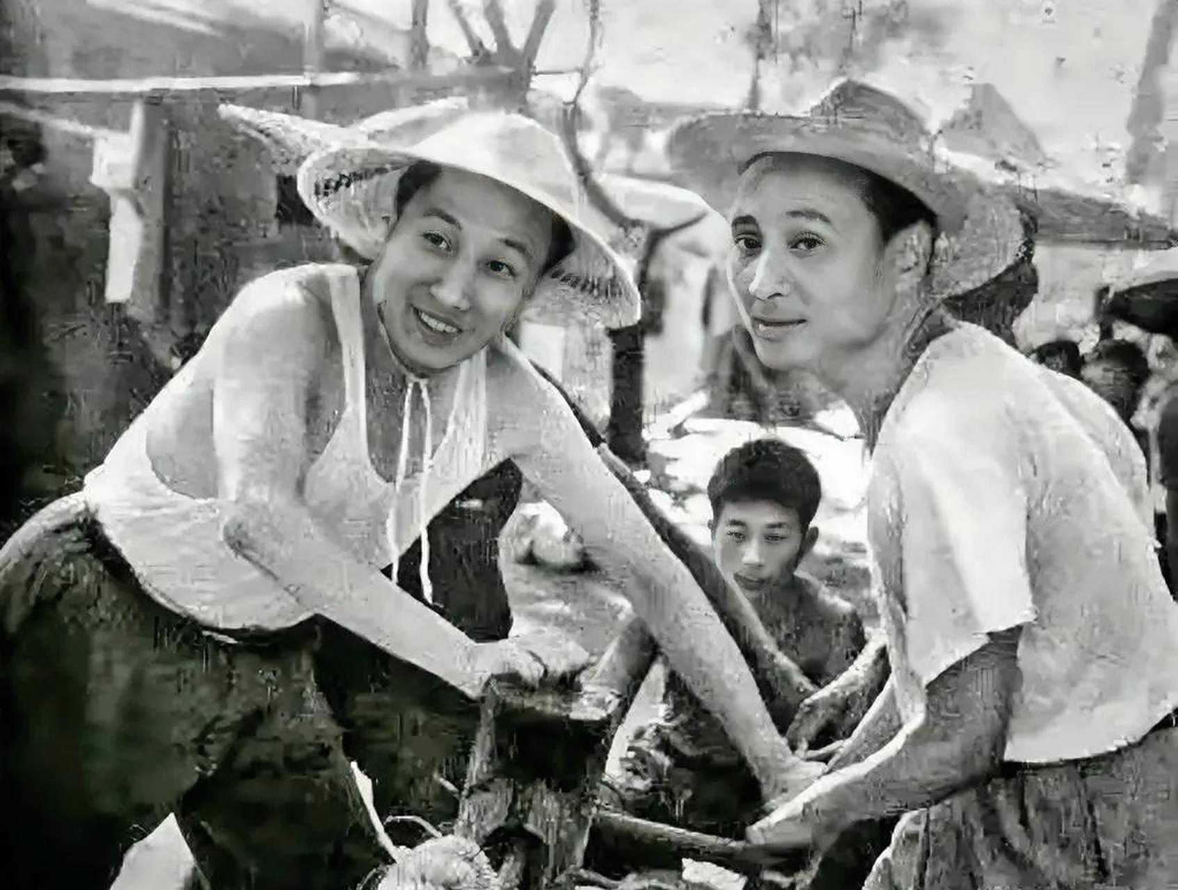 1973年,《智取威虎山》剧组演员少剑波扮演者沈金波(左)和杨子荣扮演