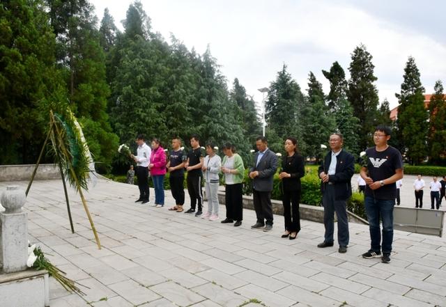 宣威虹橋街道組織黨員到虎頭山紅軍烈士陵園學黨史祭英烈