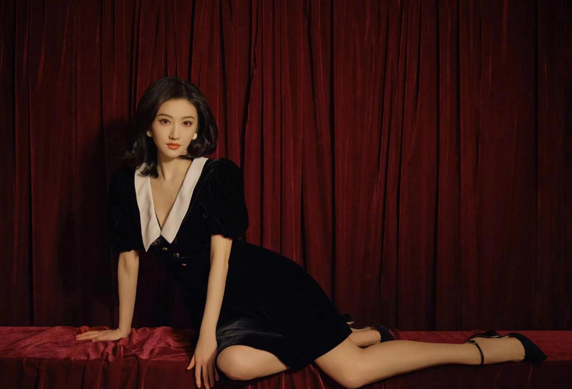 景甜气质# 景甜丝绒质感大片囿~~v领丝绒黑裙优雅大方~我们甜甜是