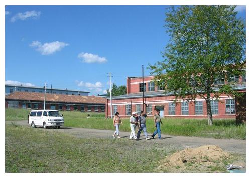 哈尔滨深山中的兵工厂,曾制造轻武器,有3000多工人,现已荒废