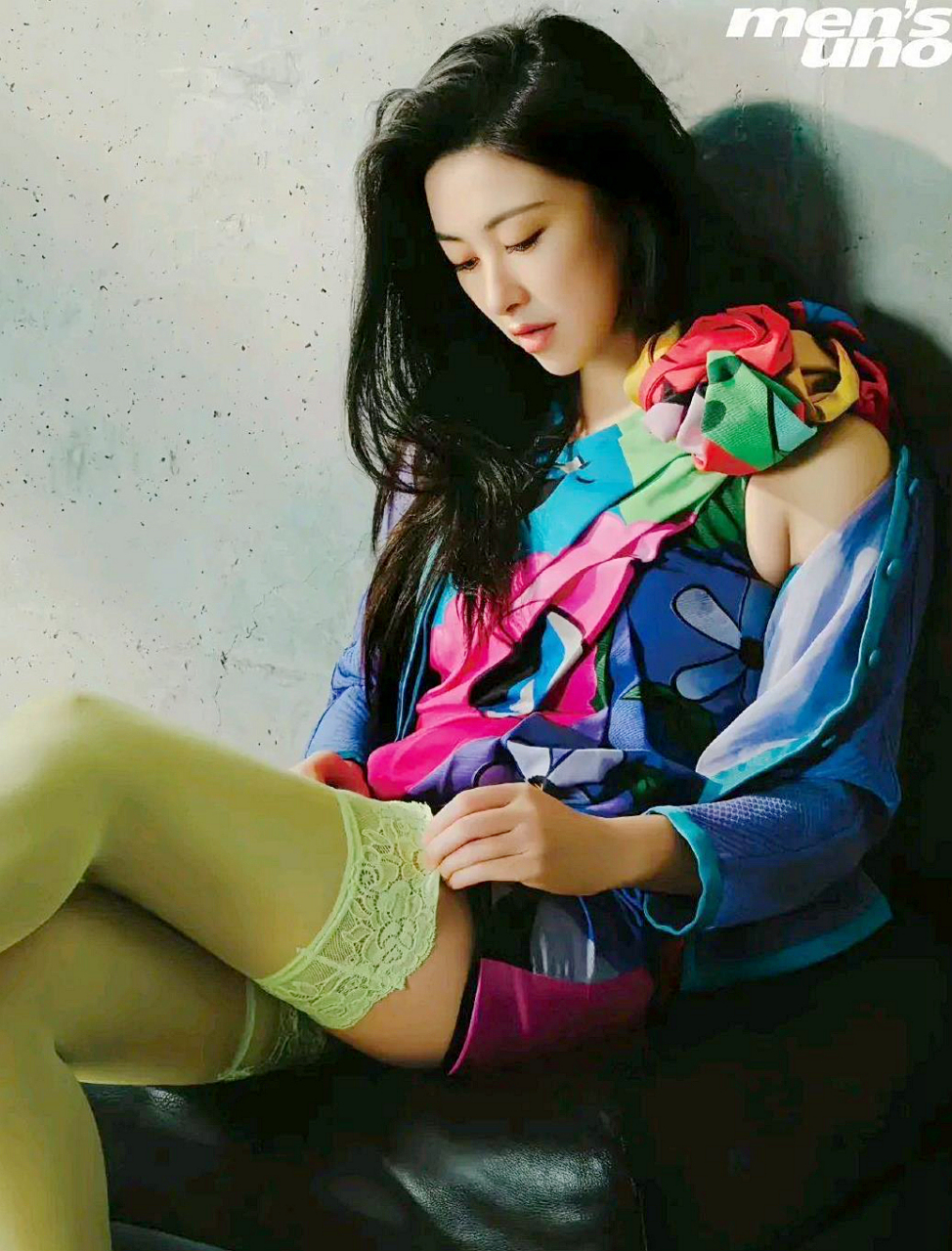 姚梦 眉眼低垂忧伤,上半身撞色强烈调整,腿上穿一双带蕾丝的淡绿色