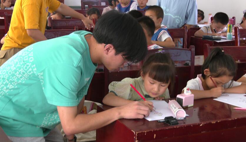 安徽歙县:脱贫户家大学生 暑期回村"孩子王"