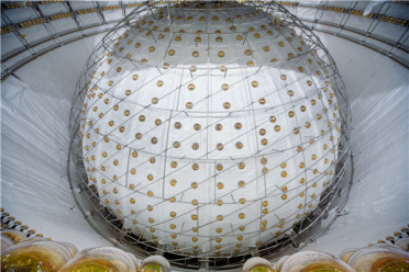 在地下700米捕捉幽灵粒子！江门中微子实验首个物理成果在《自然》发表