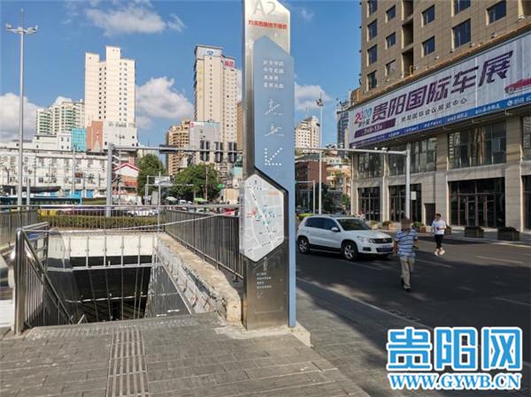 贵阳人民大道与黔灵西路交叉口地下通道全是污水,行人根本无法正常通