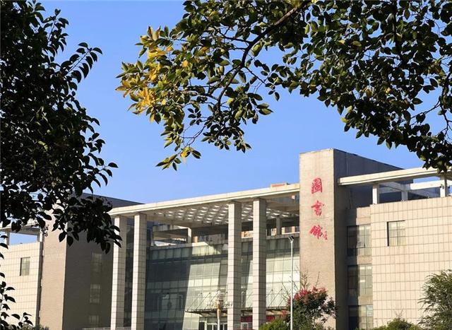 遇见秋天 光影下的枣庄科技职业学院