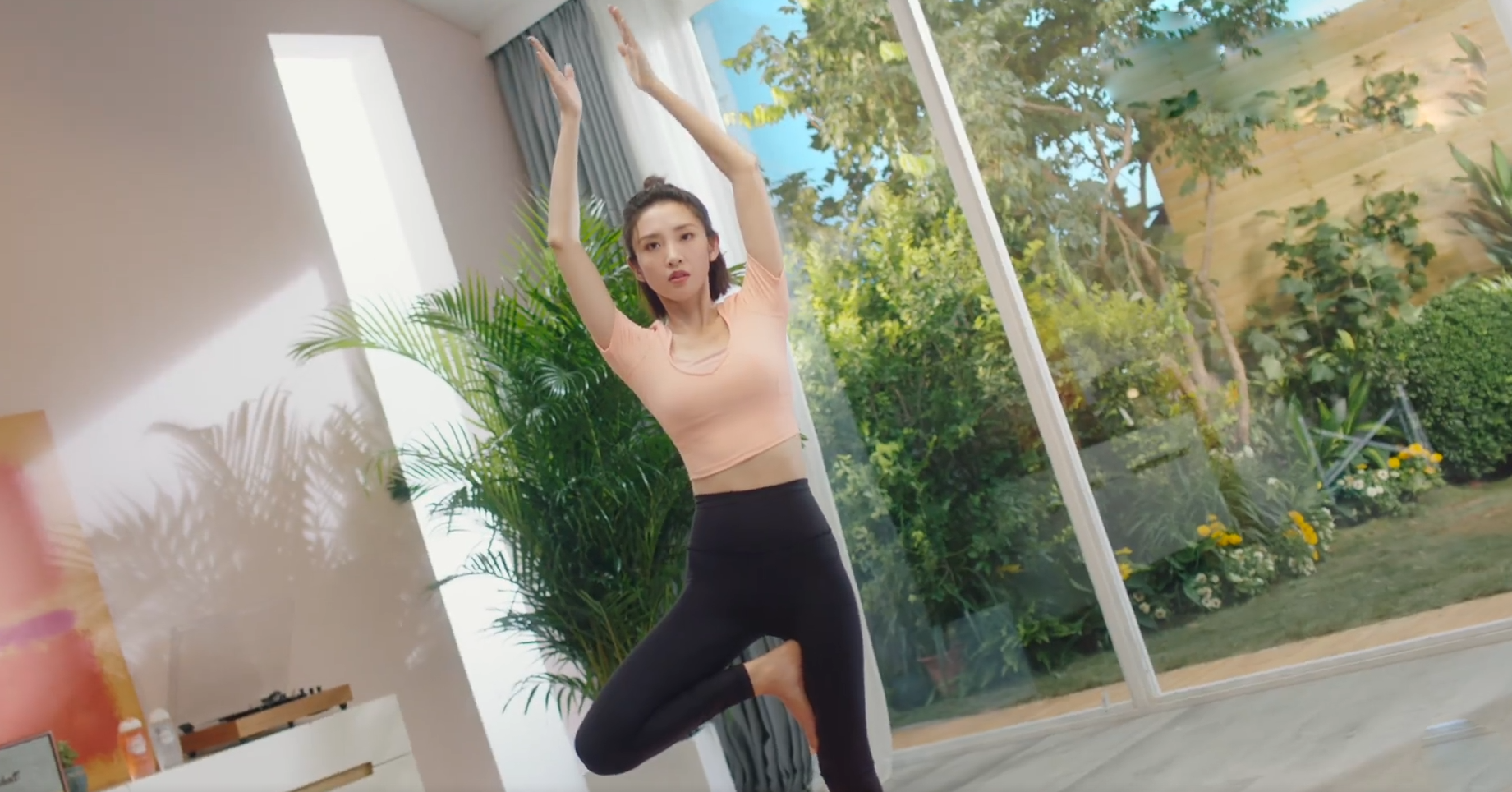 唐艺昕拿到新代言,穿瑜伽服拍宣传片,点赞数超过20000次