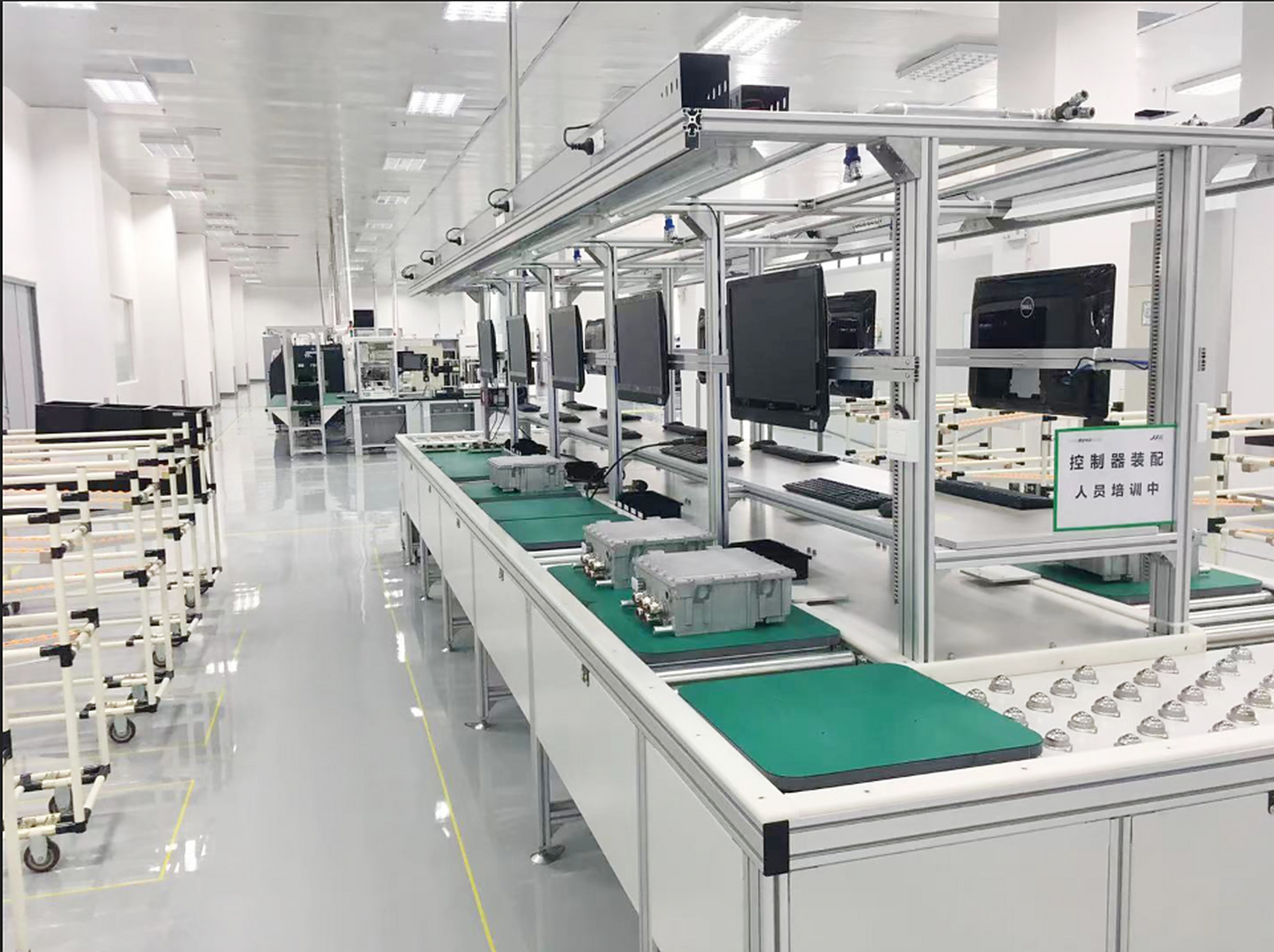 医院和实验室则通过恒温恒湿控制系统减少疾病传播和实验结果的影响.