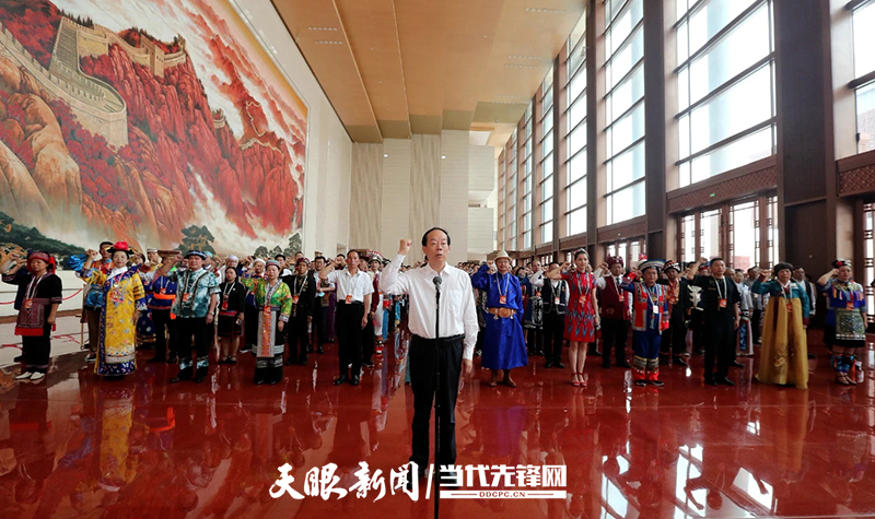 天安门亲历百年盛典,来自贵州册亨的布依族代表潘昌华激动地说|"各