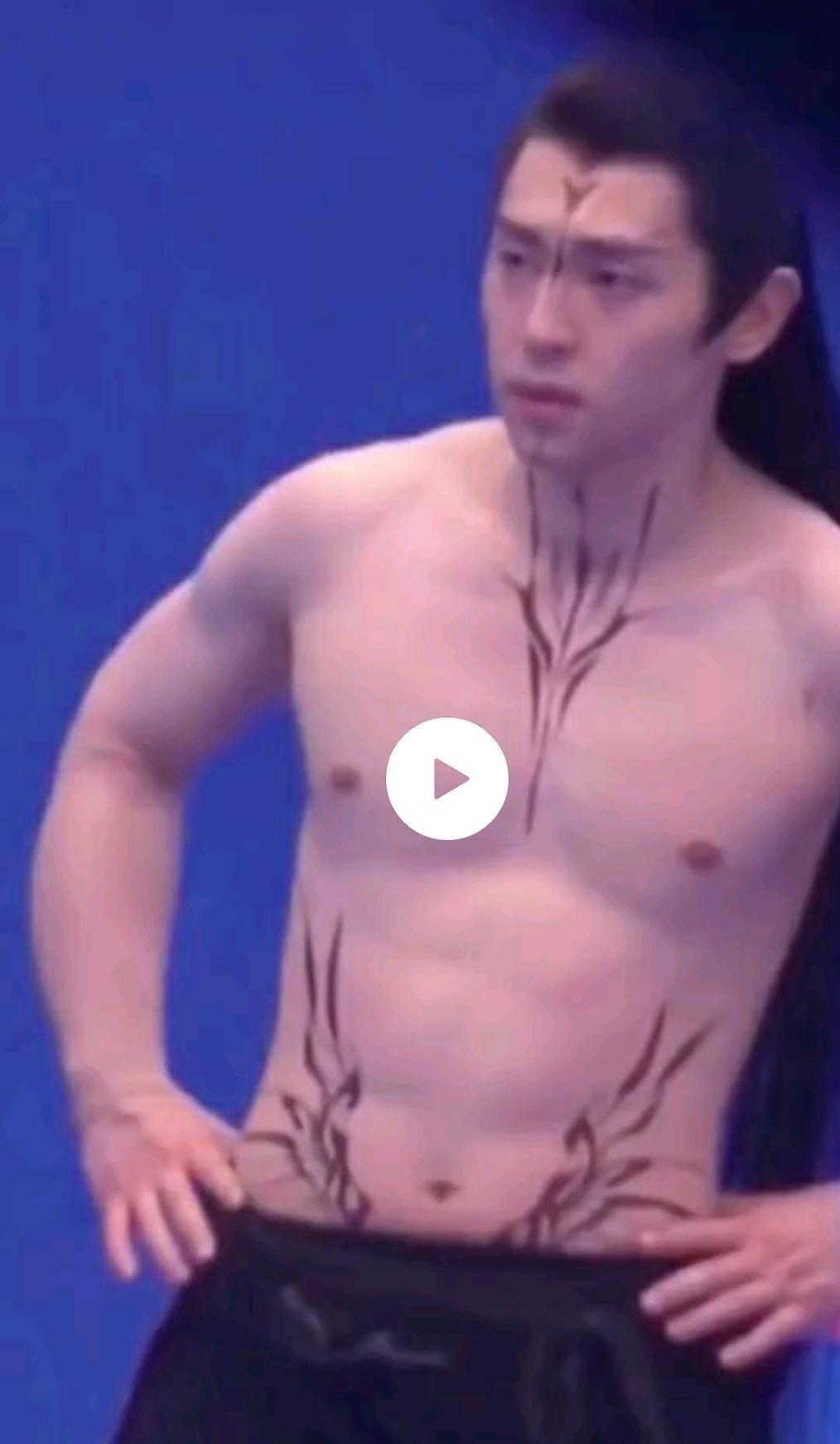 邓伦回剧组拍戏太拼!脱掉上衣"纹身",看到身材时网友酸了