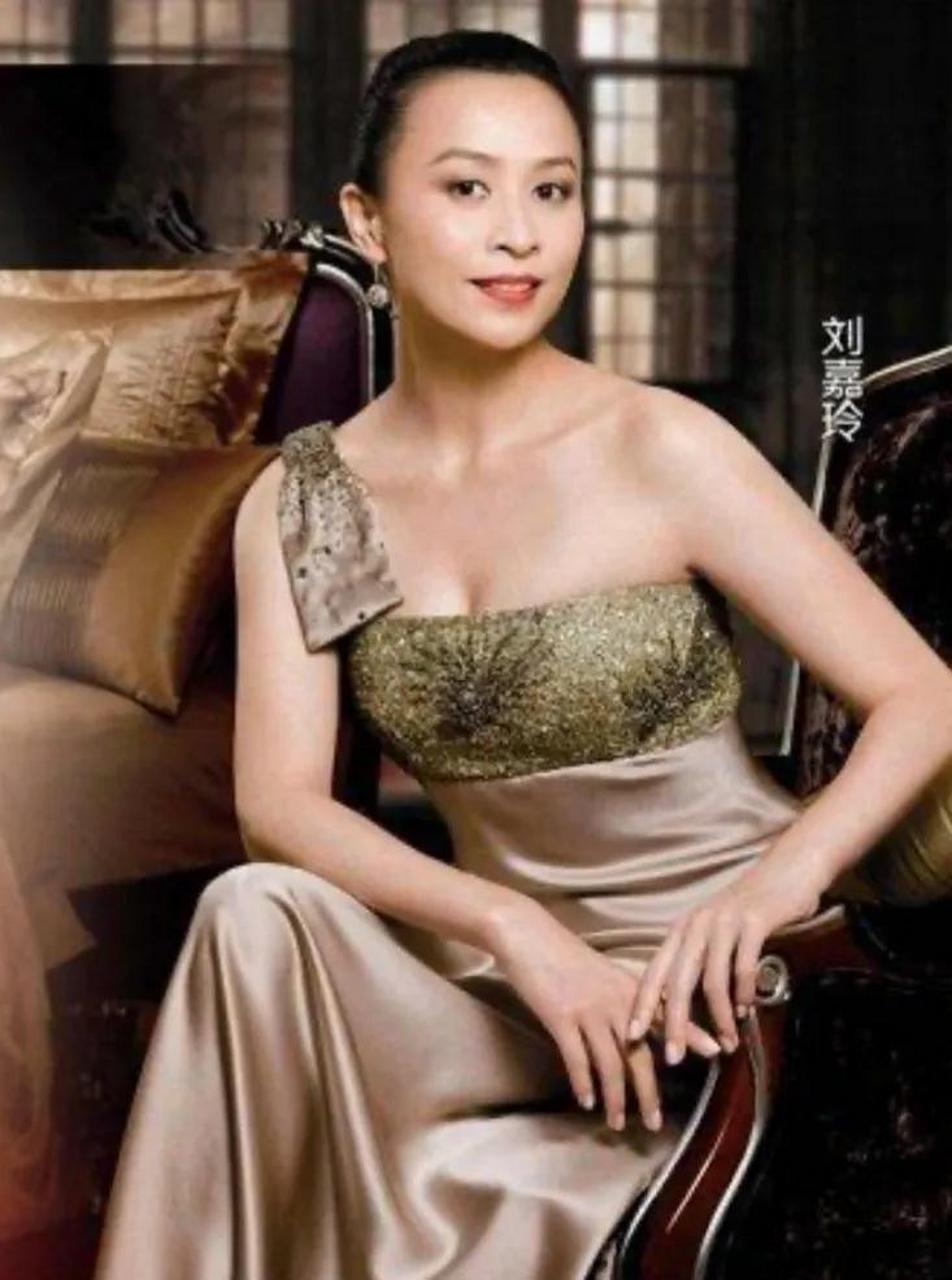 刘嘉玲:彻底崩溃!不雅照再遭曝光,结婚15年无子的真相大白了?