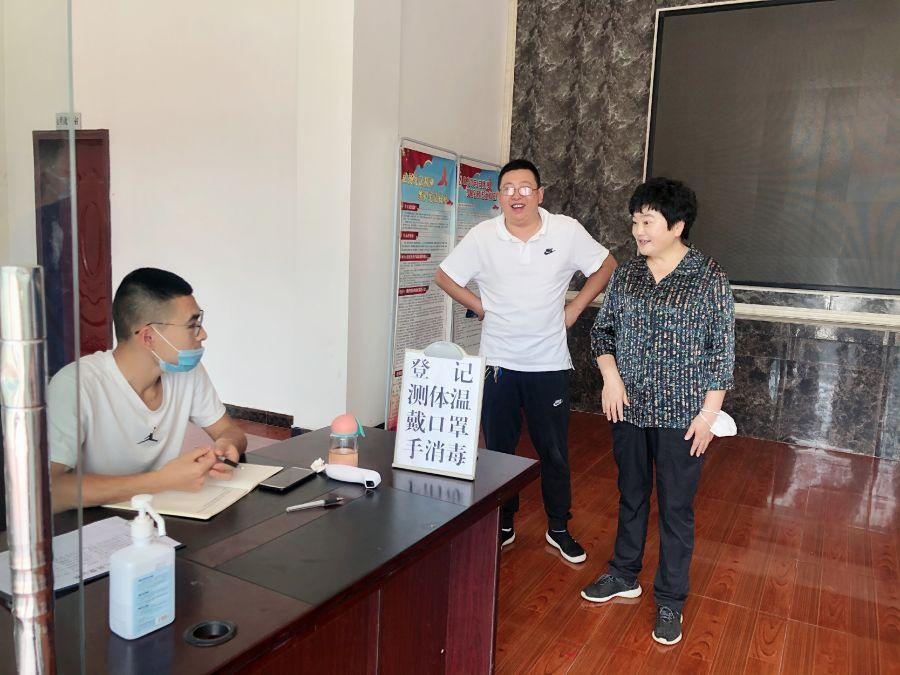 涂元玲,向宏贵赴来凤县,鹤峰县督导疫情防控工作