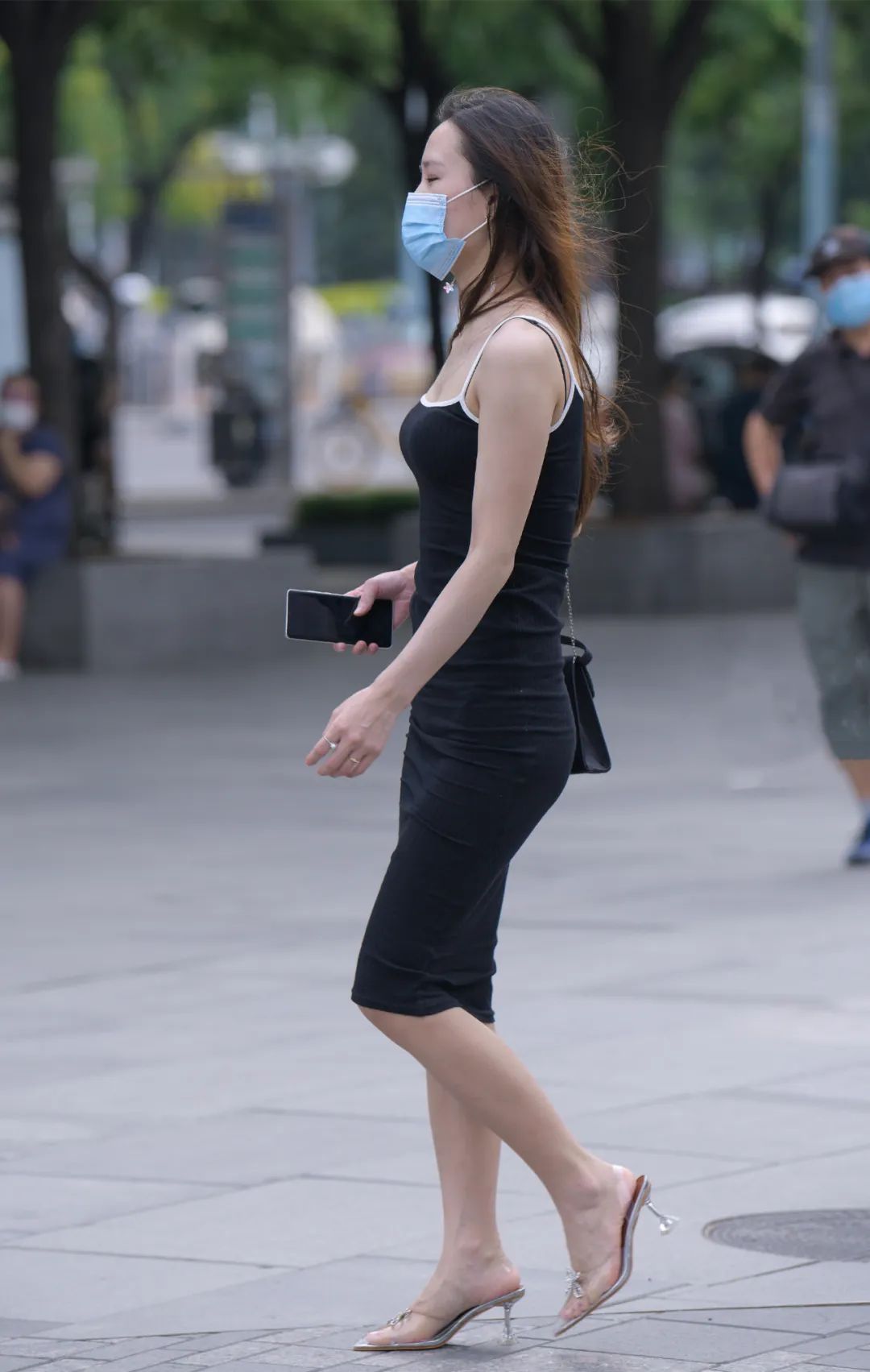 街拍夏季逛街美女