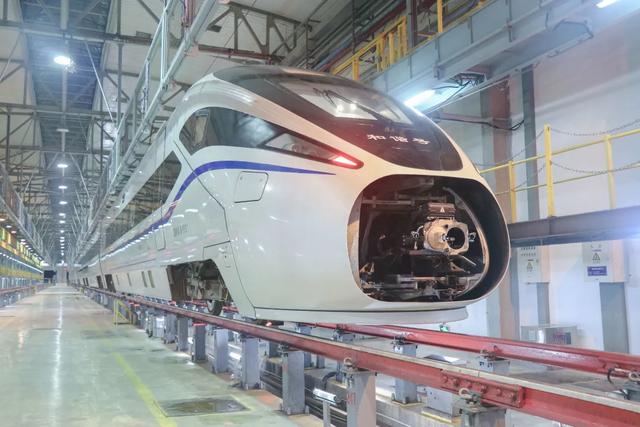 有几百节车厢的火车如何连接?场面十分震撼!