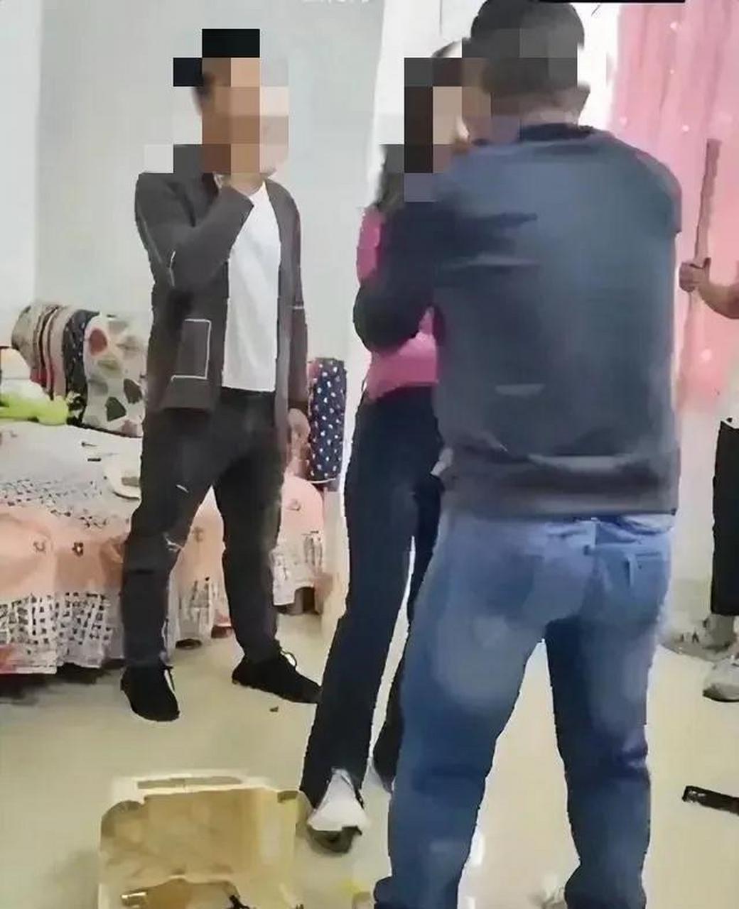 女子出轨被抓现场,拼命护着情夫说只是朋友,老公:避孕套怎么说.