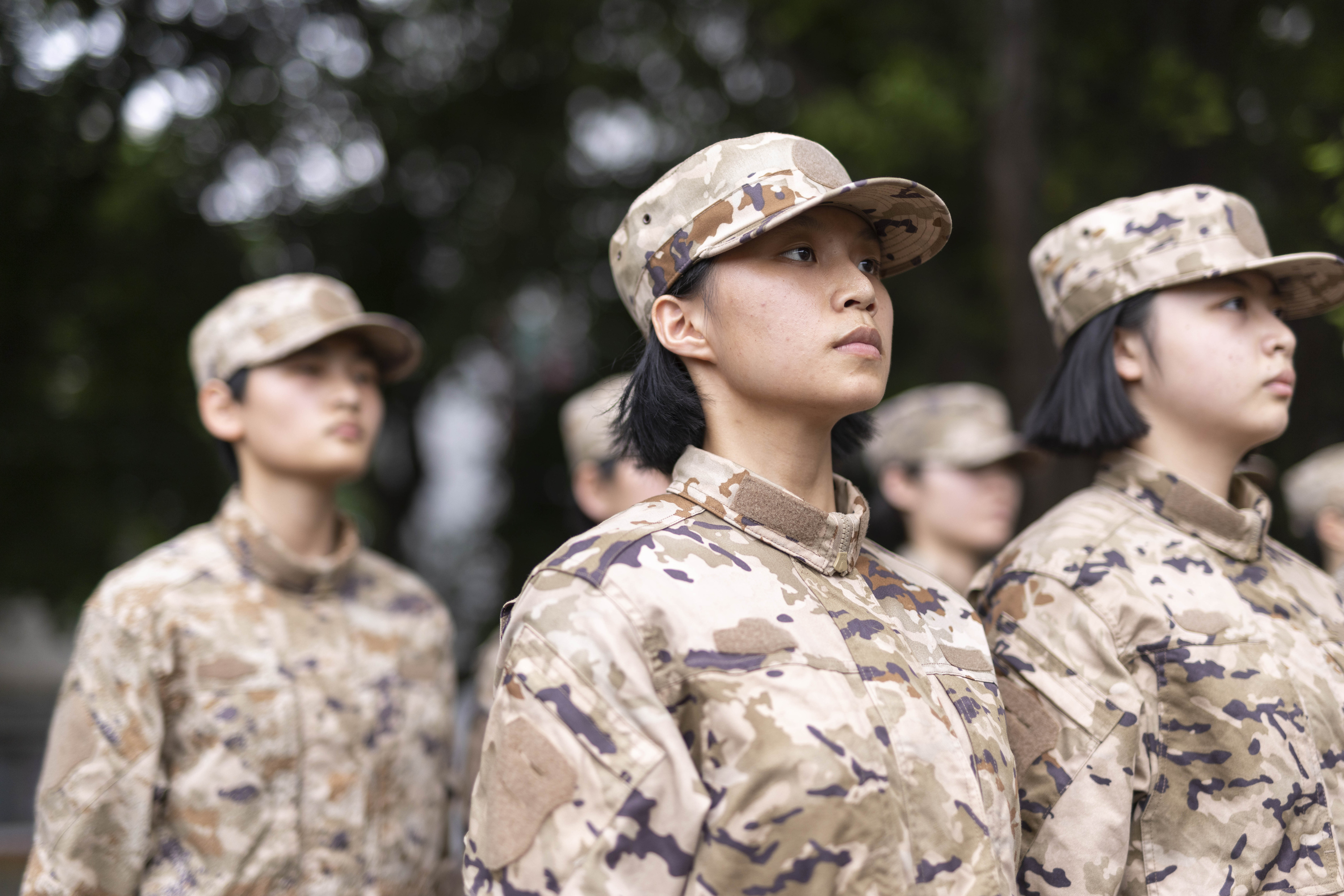 铿锵玫瑰赴军营!广州32名新征女兵即日启程