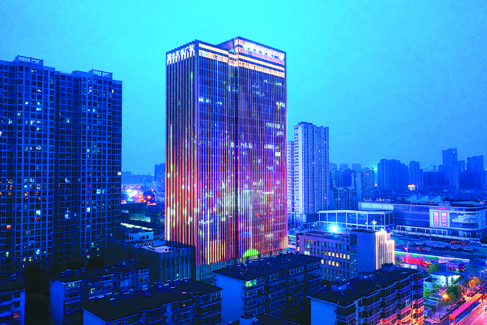 合肥长江东路迎来主题灯光秀