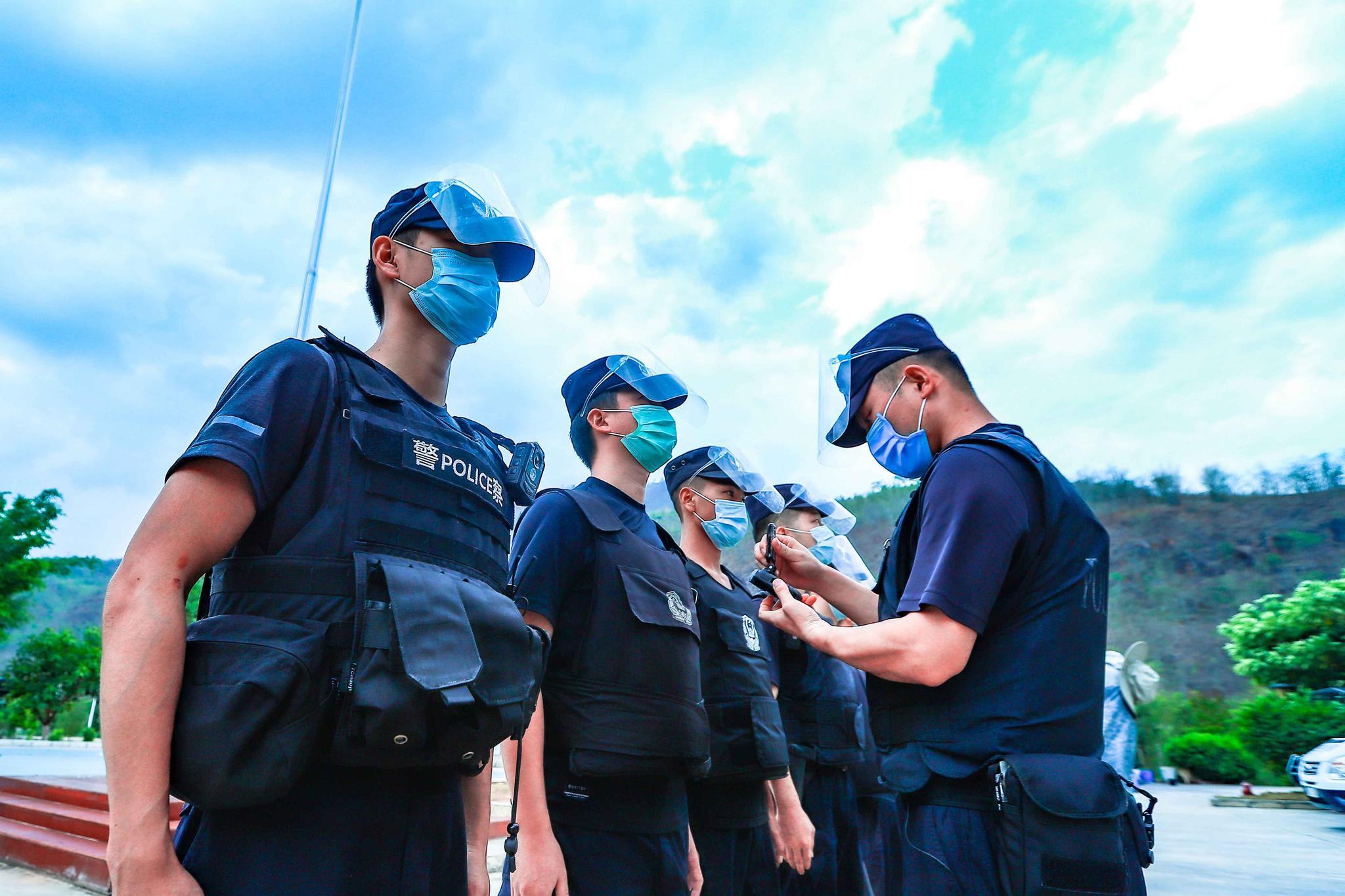 37岁白发缉毒警被误认成孩子爷爷,禁毒工作13年,孩子还只有3岁