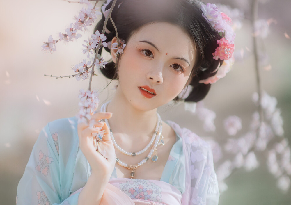 种田宅斗文《素衣千金》新婚之夜,他的弱女子小白花王妃原形毕露