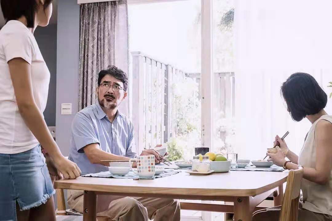 《无声告白》:16岁少女自杀成谜,撕开了病态家庭的欲望呐喊