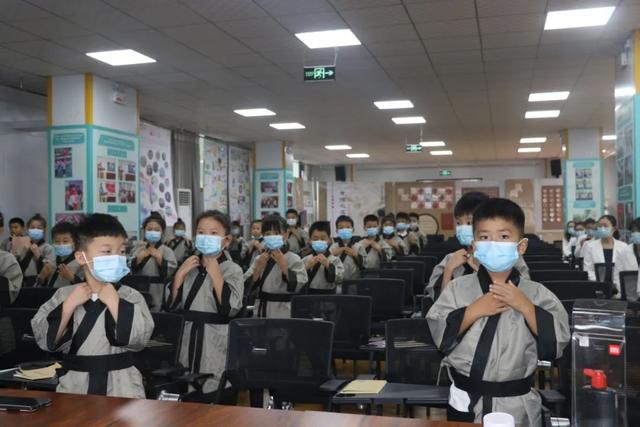 开笔启蒙 和悦人生——郑上路小学举行一年级"开笔礼"仪式