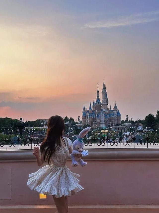 赵露思晒迪士尼游玩照片,分享积极的生活态度