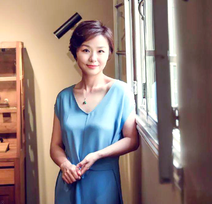 《爱情公寓》中的lisa榕:多重角色与精彩生活