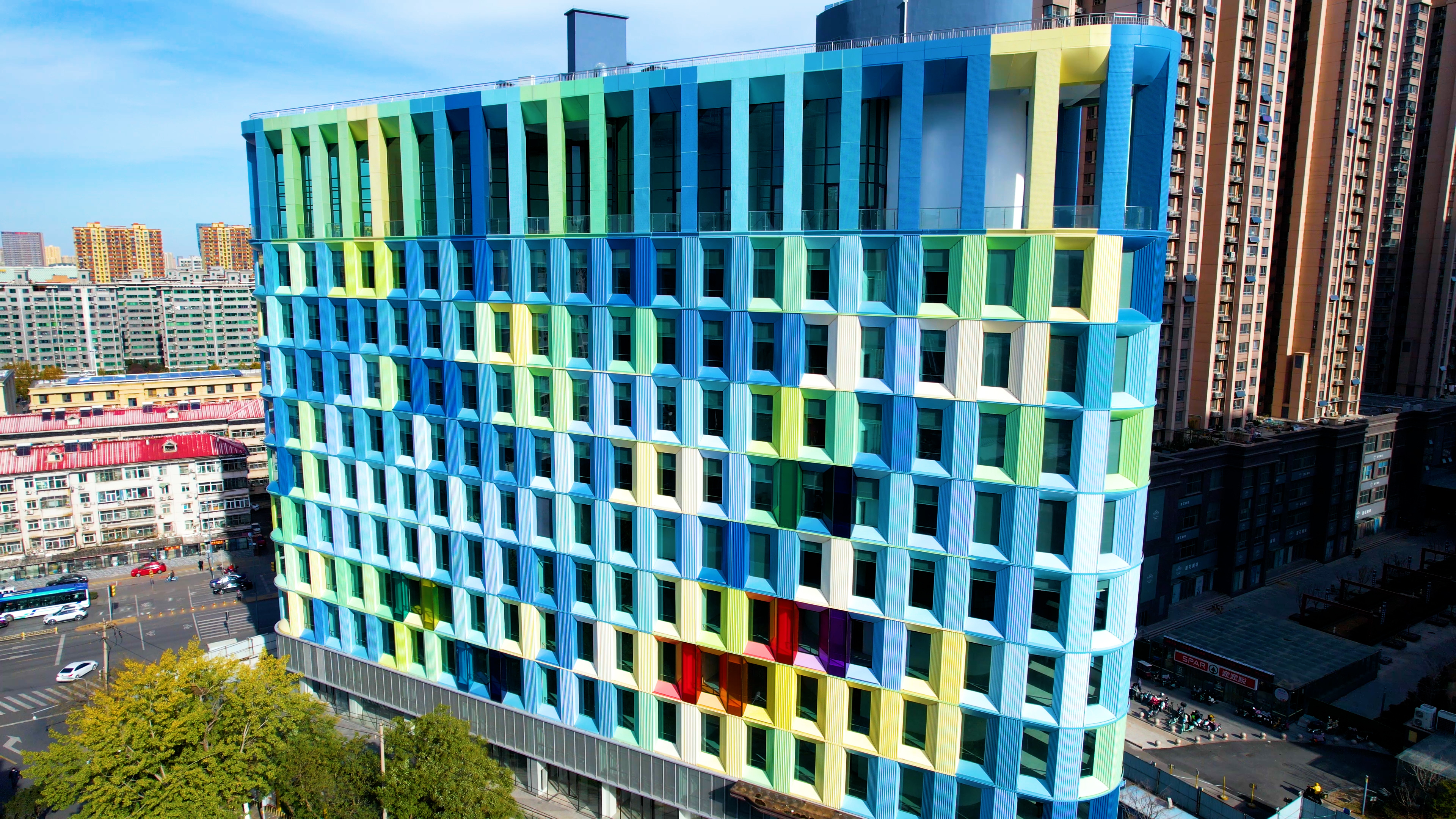 诗画山东|拥有25种颜色!济南这座"彩色大楼"有点吸睛