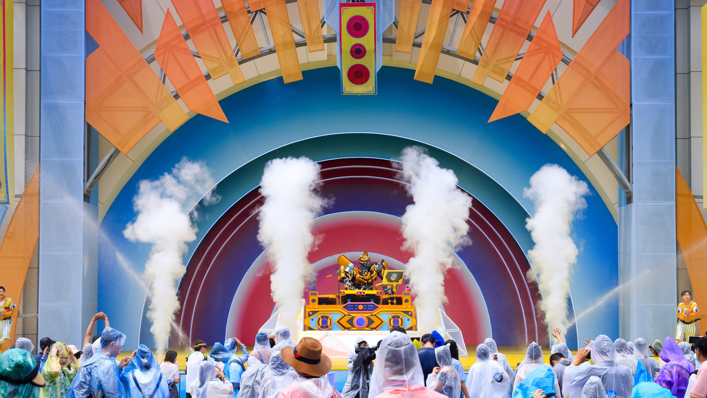 大黄蜂化身dj打碟,北京环球度假区"环球酷爽夏日"玩水派对清凉上线