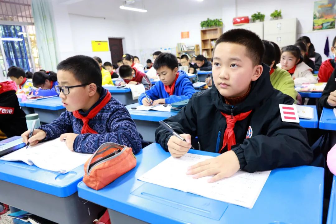 在学习中,石昊文有着一股钻劲儿,吃苦耐劳,勤于学习是他的好习惯.