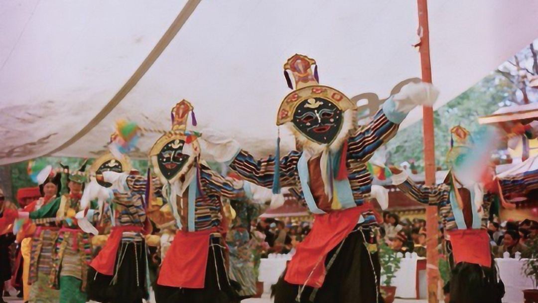 门巴族,珞巴族次纷匀,都有着独特的原始信仰,较低的社会生产力使其