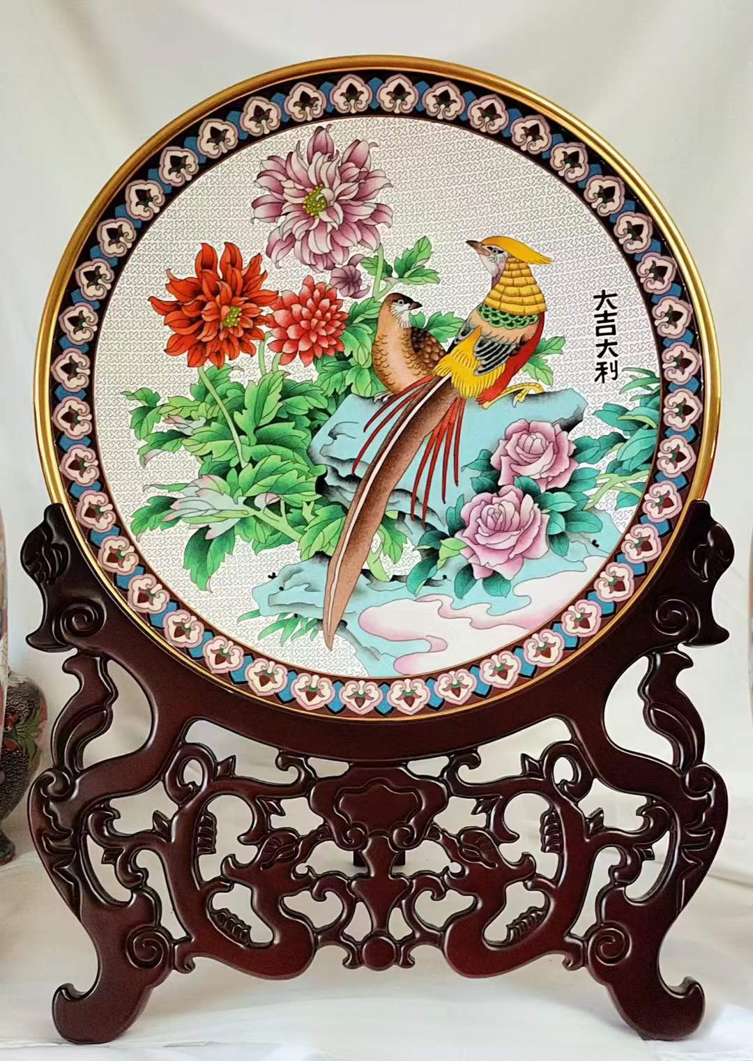 色彩大师第一人戴嘉林 设计创作景泰蓝《大吉大利》圆盘赏盘
