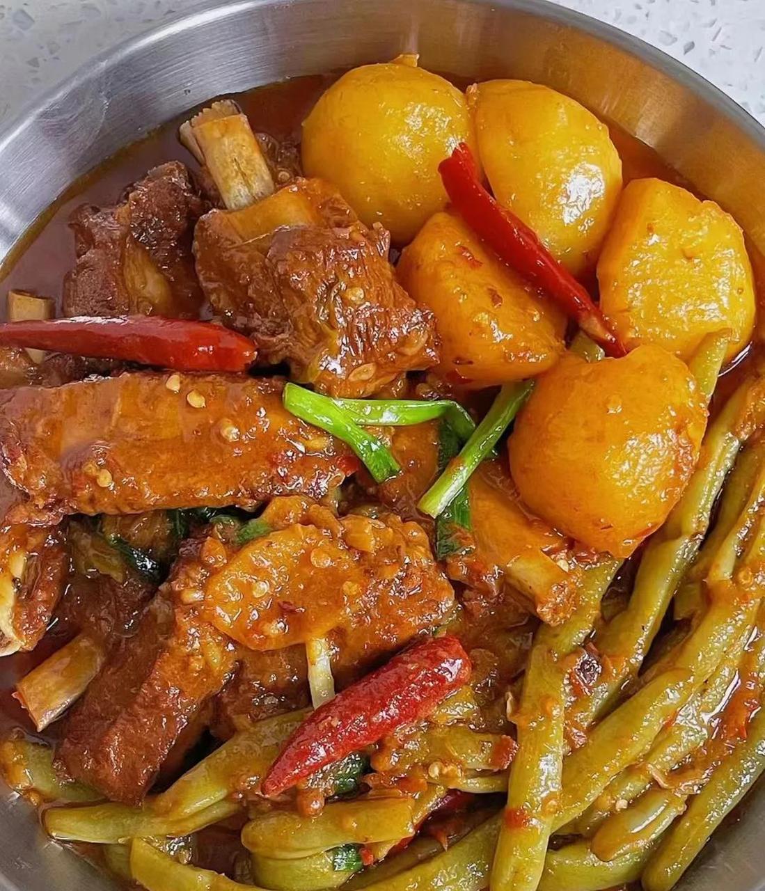 排骨土豆豆角一锅炖也太美味了吧~ 食材:排骨,土豆,豆角 调料:大葱
