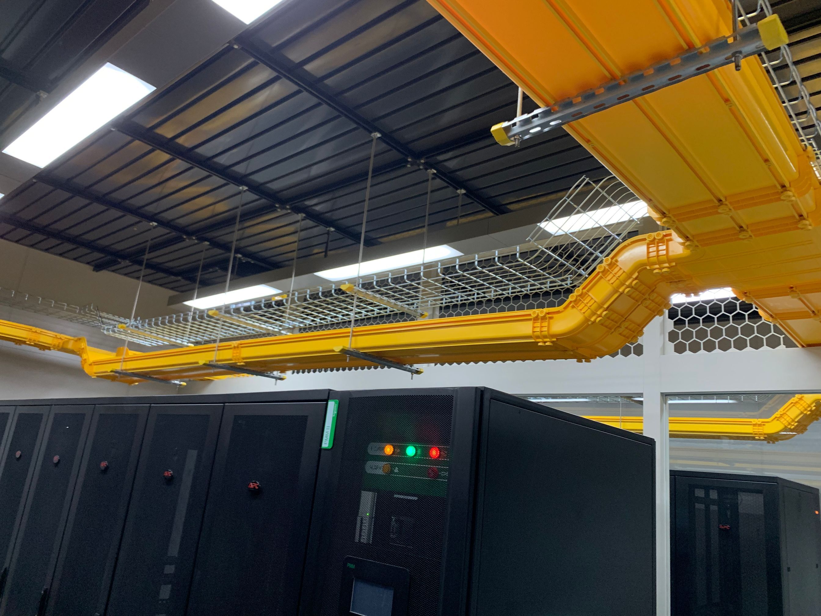 机房内部的光纤槽道,光纤槽道布线