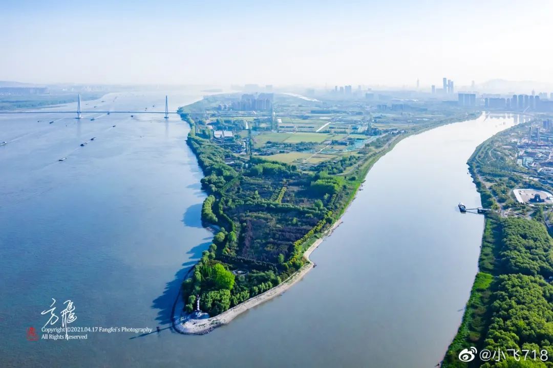 长江 水润万物,泽被四方 南京, 因江而生 作为长江江苏段 "最上游"和