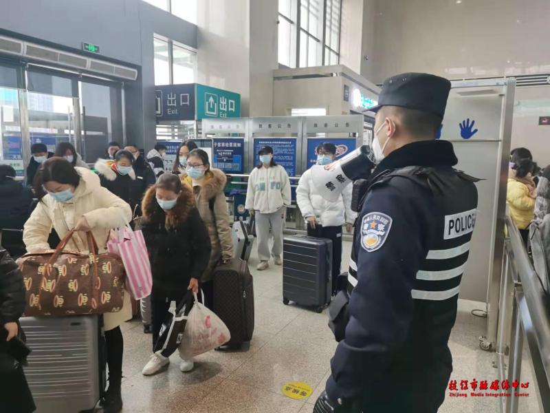 枝江北站:返程大客流铁警护平安