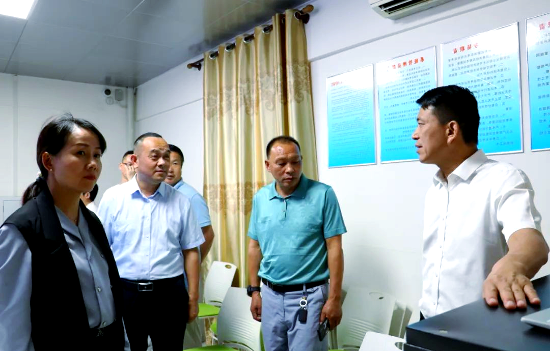 高考护航行动:市领导检查枝江二中准备情况
