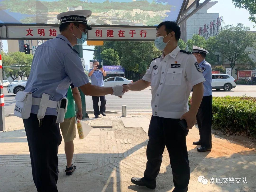 卢韶华在娄底城区督导国庆交通安保工作