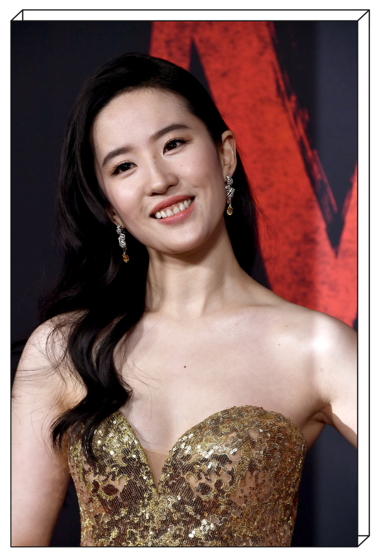 刘亦菲"生图"太能打,金色凤凰抹胸刺绣裙,"事业线"太撩人