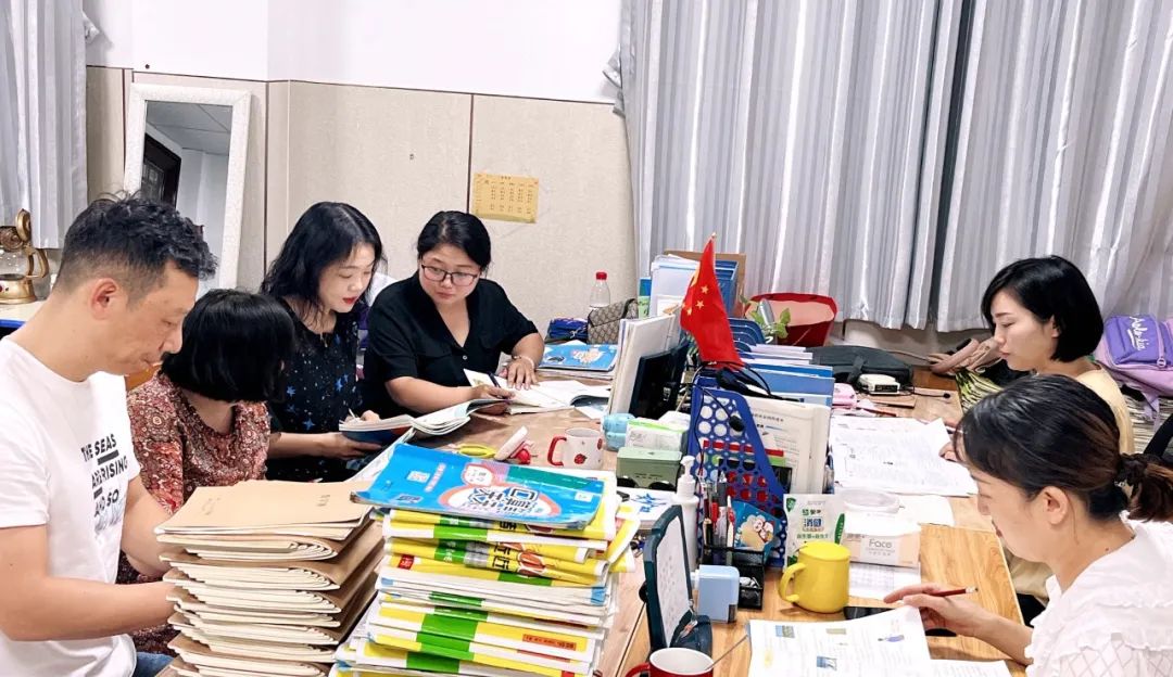 美哉!吾师 记信阳市第一实验小学教师李黎