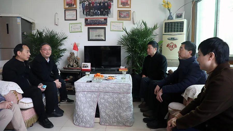 马生龙慰问道德典型