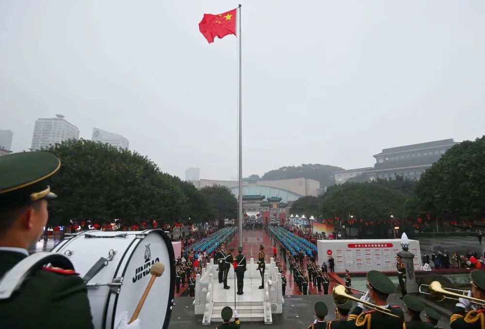 你好,2024!重庆人民广场举行元旦升国旗仪式