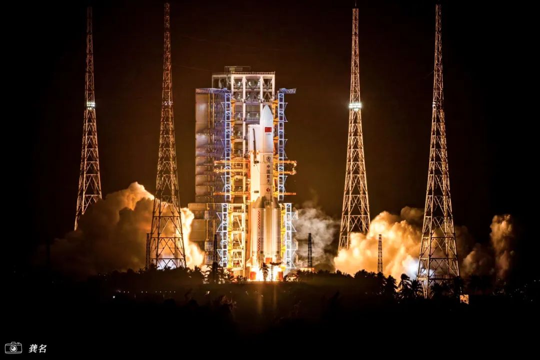 此刻,火箭已经喷着蓝白色的尾焰升空,煤油(或液氧)的正在剧烈燃烧.