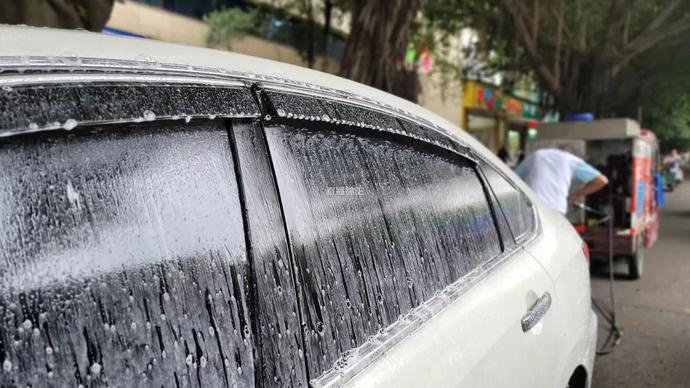 马路上"游动"洗车污水横流,安全堪忧 执法人员:违法!最高罚款一万!