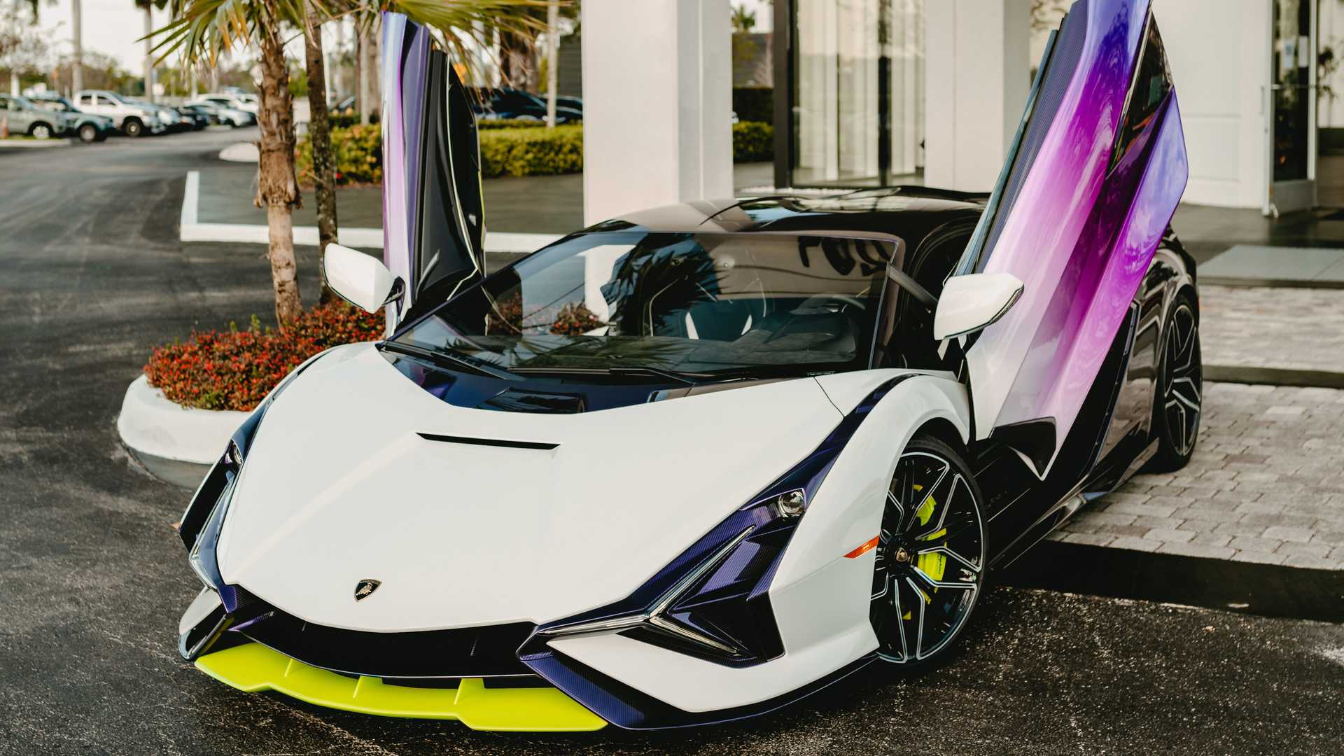 这辆兰博基尼sian真酷,售价360万美元,采用紫色车身和绿色饰边