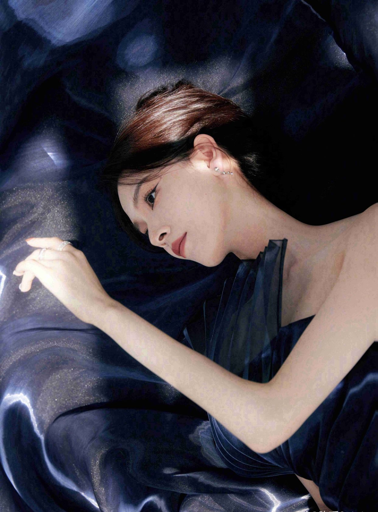 陈瑶一字齐肩深蓝礼服优雅大方写真