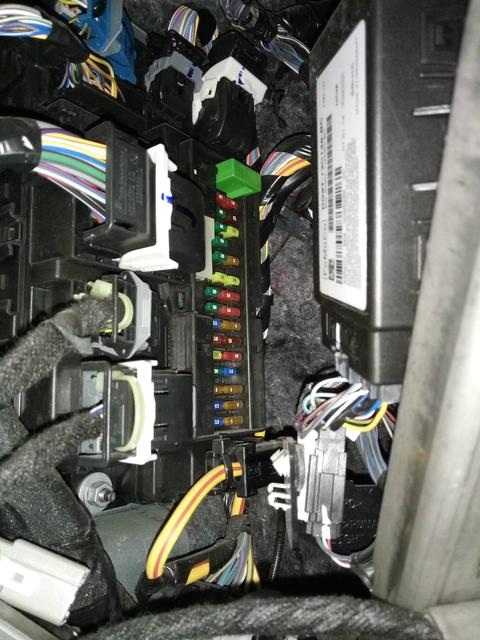 花冠方向盘下的保险盒怎么开