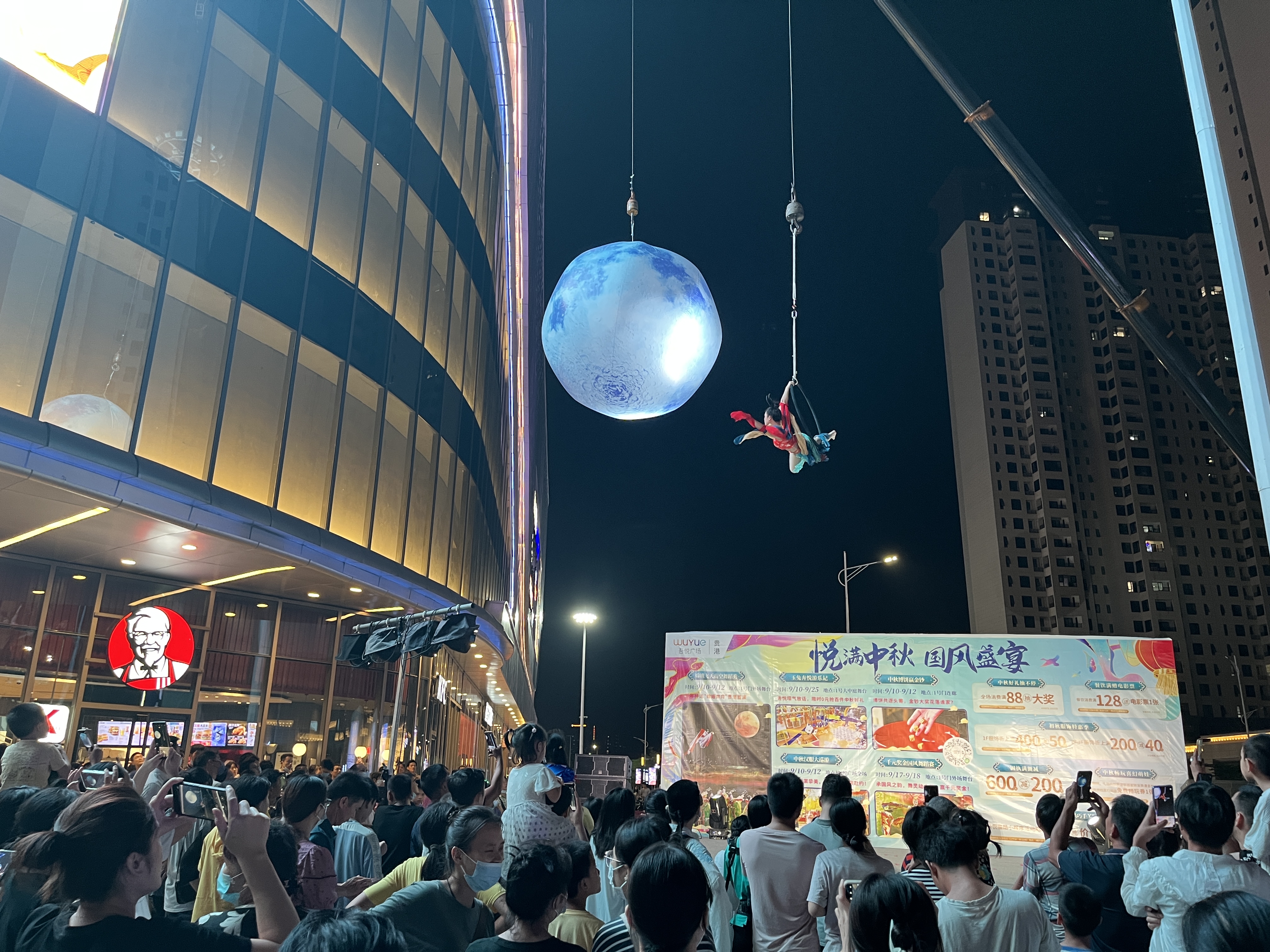 貴港人都去哪了?吾悅廣場《嫦娥奔月》表演人氣火爆