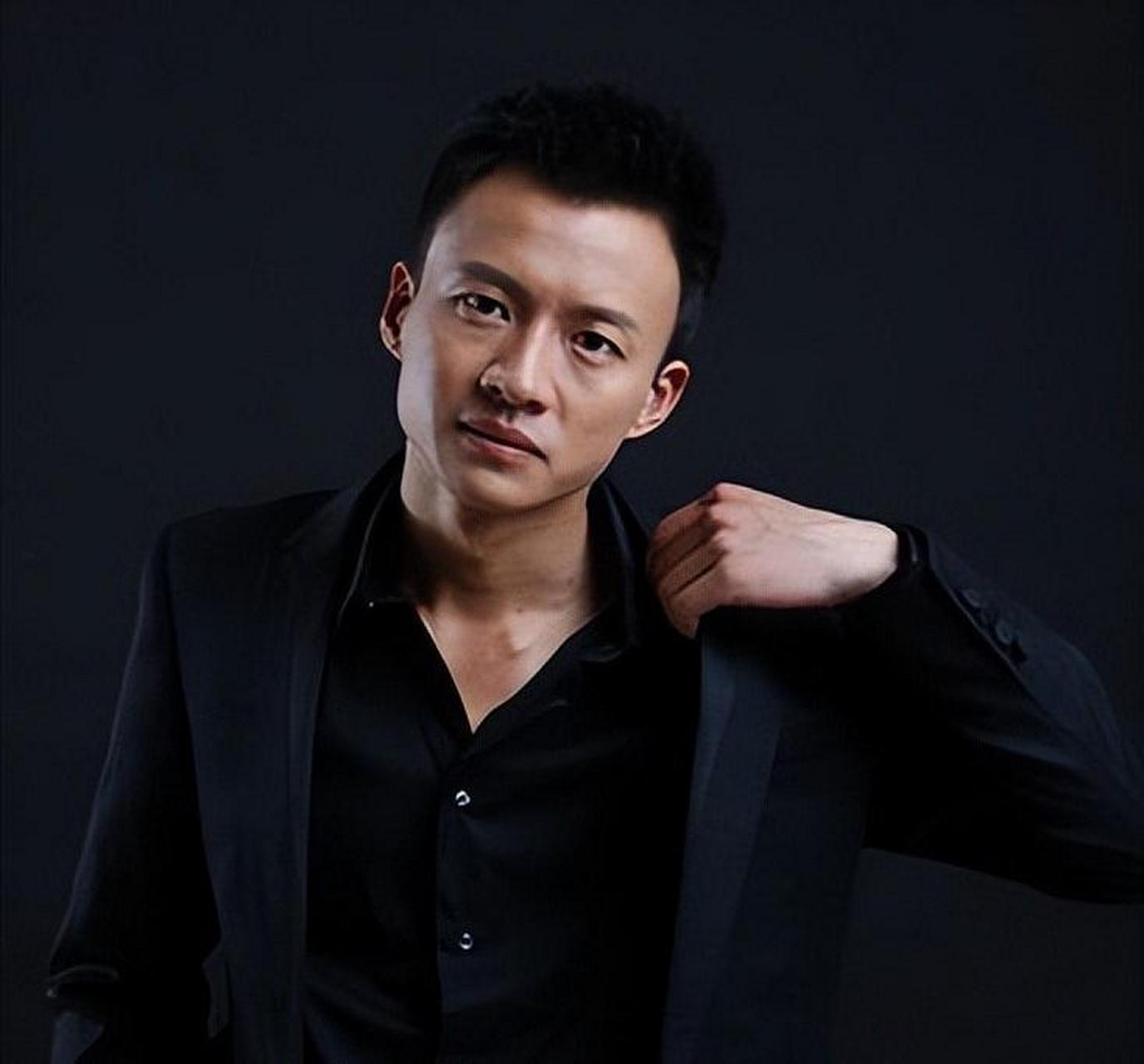 4月25号,演员唐曾引发了热议,又传来两个好消息!  原来有眼尖的网友发