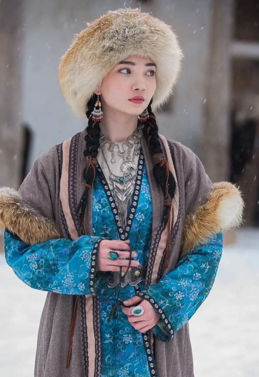 一起看看哈萨克族传统服饰ootd,说不定也能给大家带来新的搭配思路!